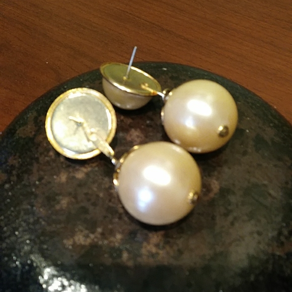 Vintage oversized faux pearl earrings - Picture 3 of 4